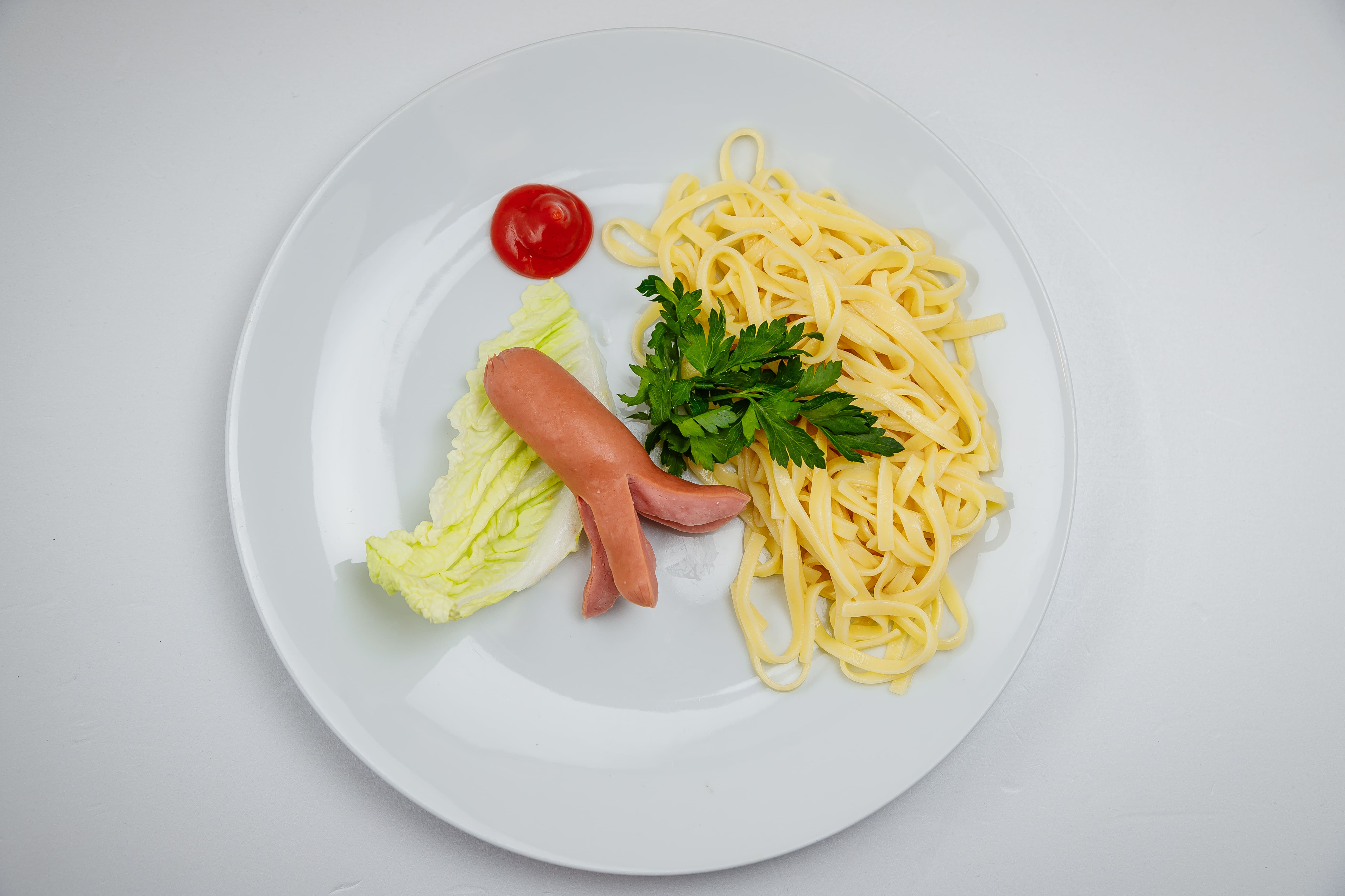 Сосиска-осьминожка с макаронами