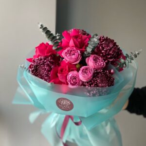 Стильный букет с хризантемой Бигуди