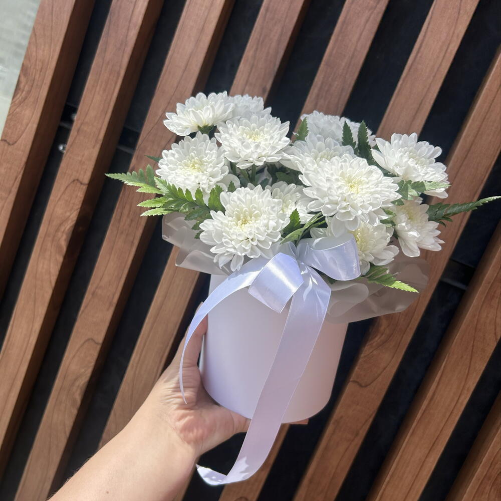 Композиция из белых кустовых хризантем