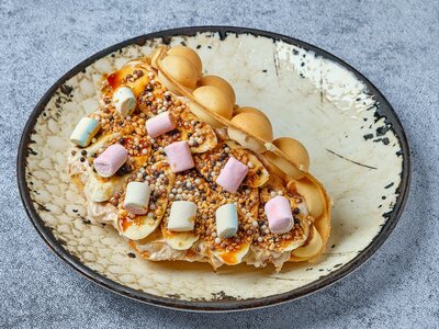 Баблс-вафля с бананом, арахисом и шоколадным кремом