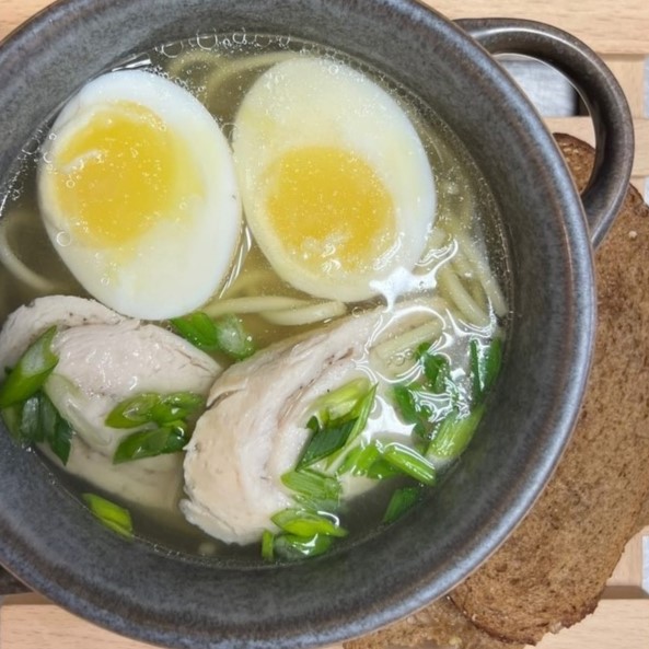 Куриный бульон с рулетом, яйцом и лапшой