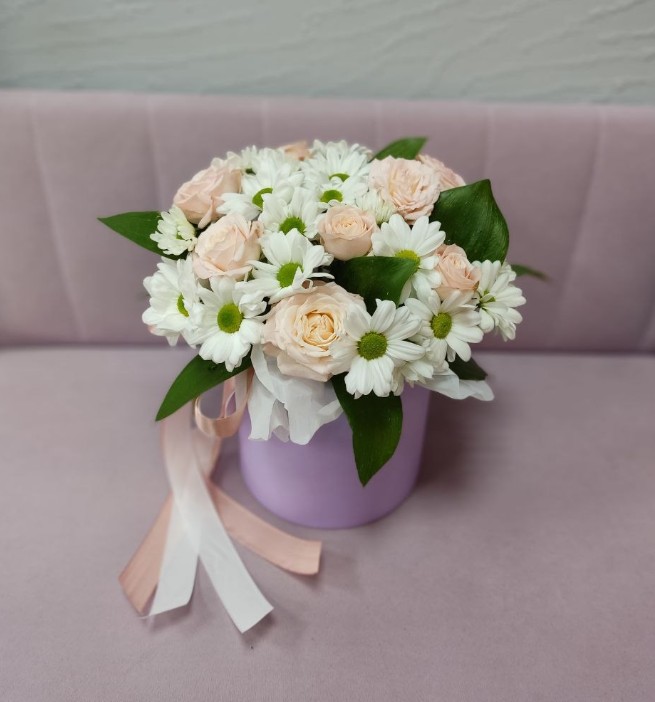 Коробка с кустовыми розами и хризантемой