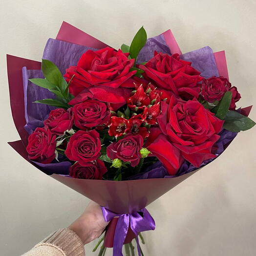 Яркий букет с розой