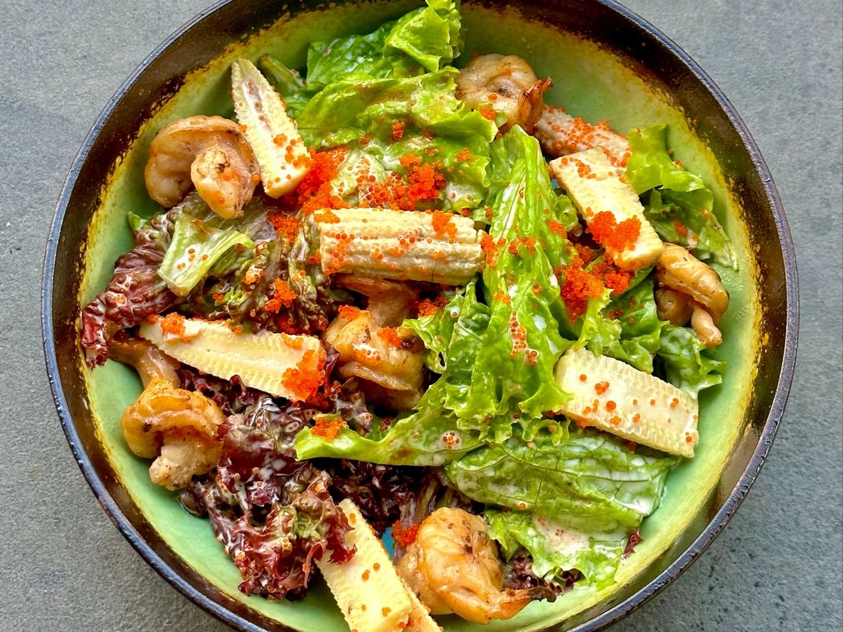 Салат с креветками и мини кукурузой