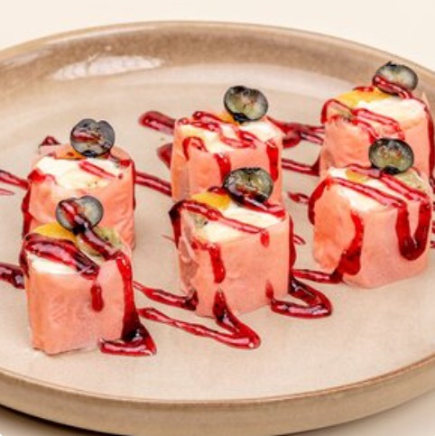 Сладкий ролл с манго и голубикой