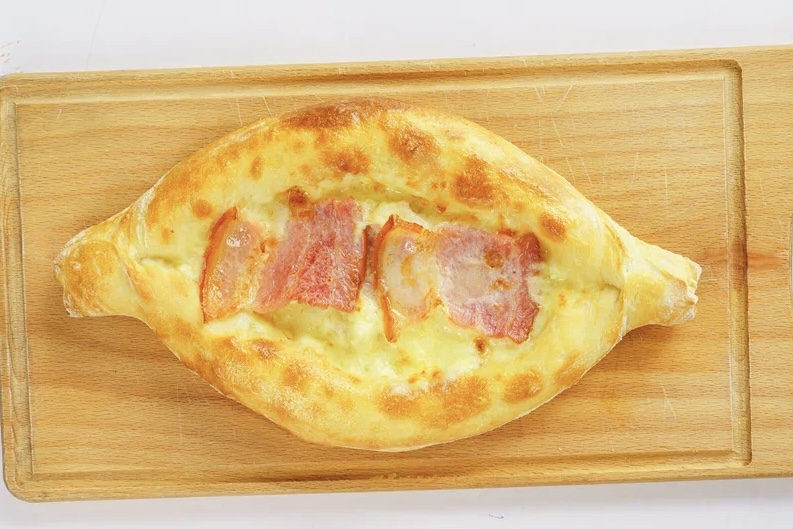 Хачапури по-аджарски с беконом