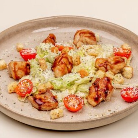 Салат Цезарь с курицей