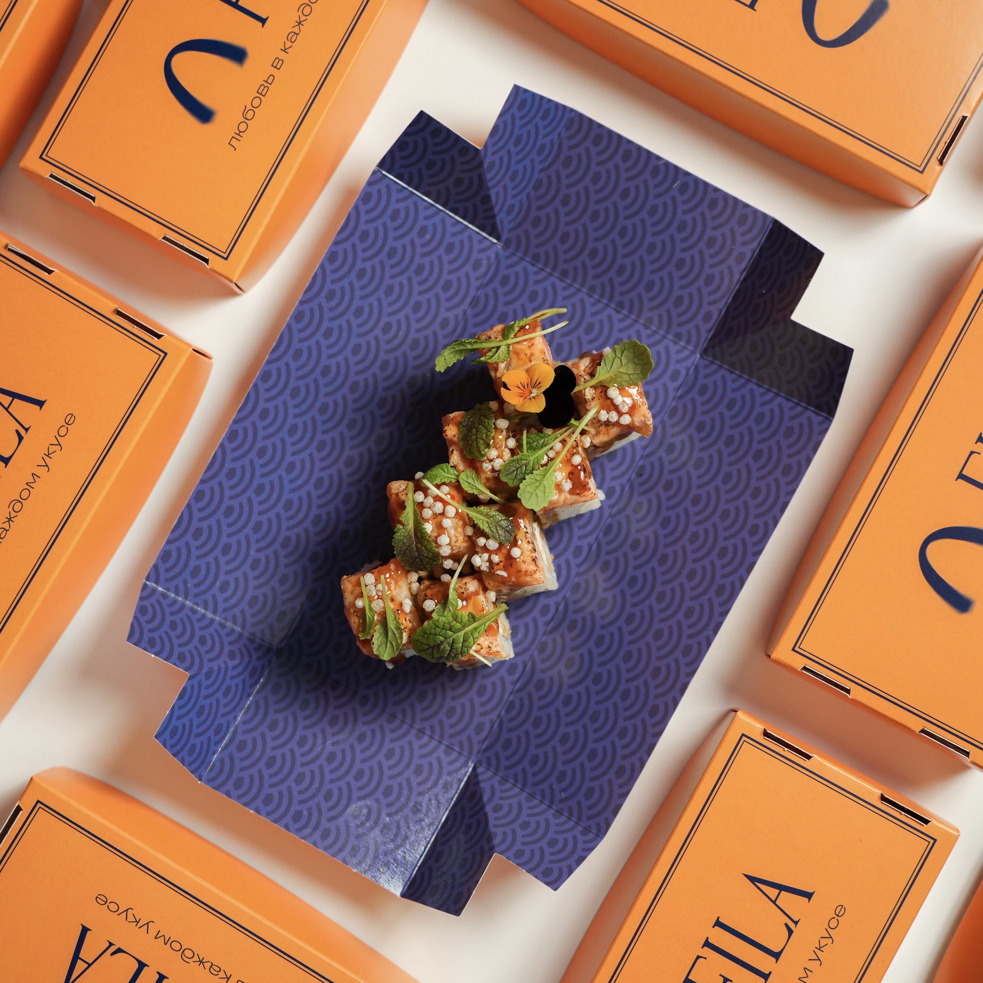 Ролл с креветкой темпура и острым лососем