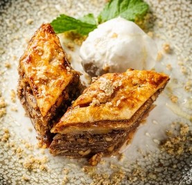 Пахлава с мороженым / Baklava with ice cream