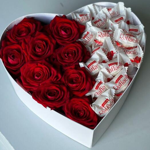 Цветы в коробке розы и рафаэло 