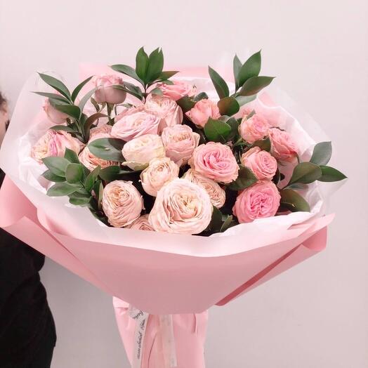 Букет «Розовая палитра» из кустовых роз и рускуса