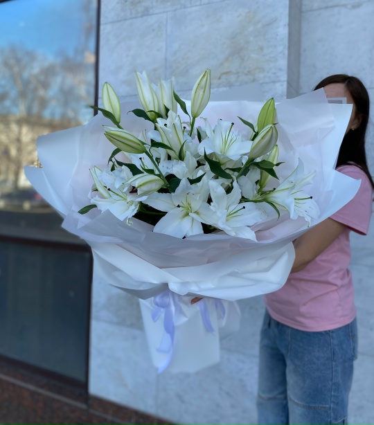 Ароматный букет из белых лилий
