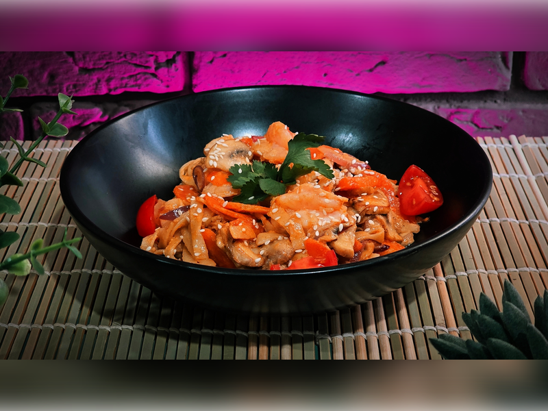 Вок с креветками с грибами в сливочном соусе