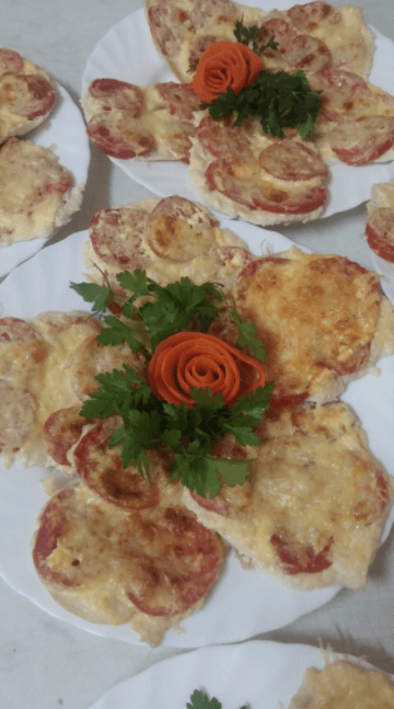 Куриная отбивная помидором и сыром