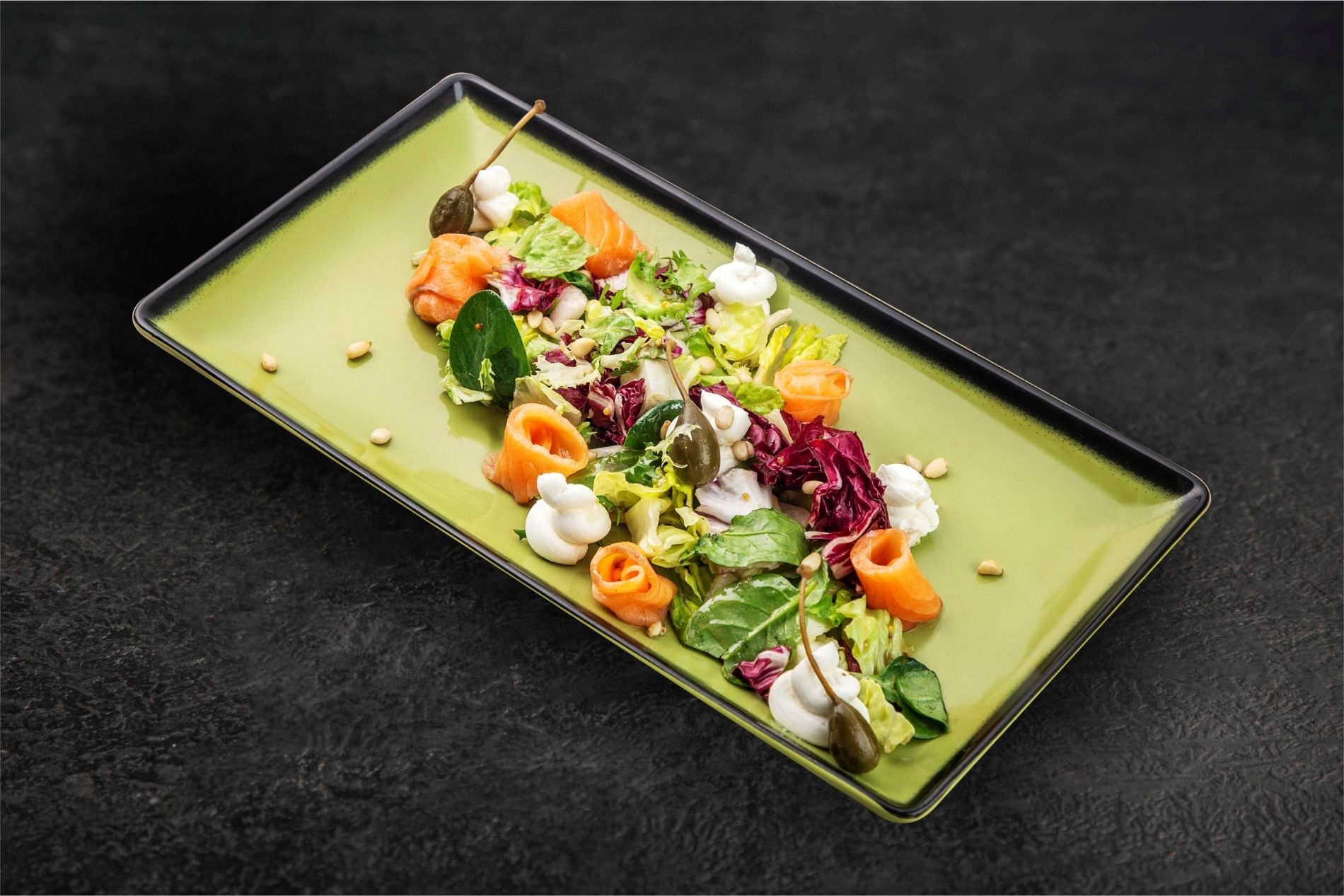 Салат с лососем и творожным сыром