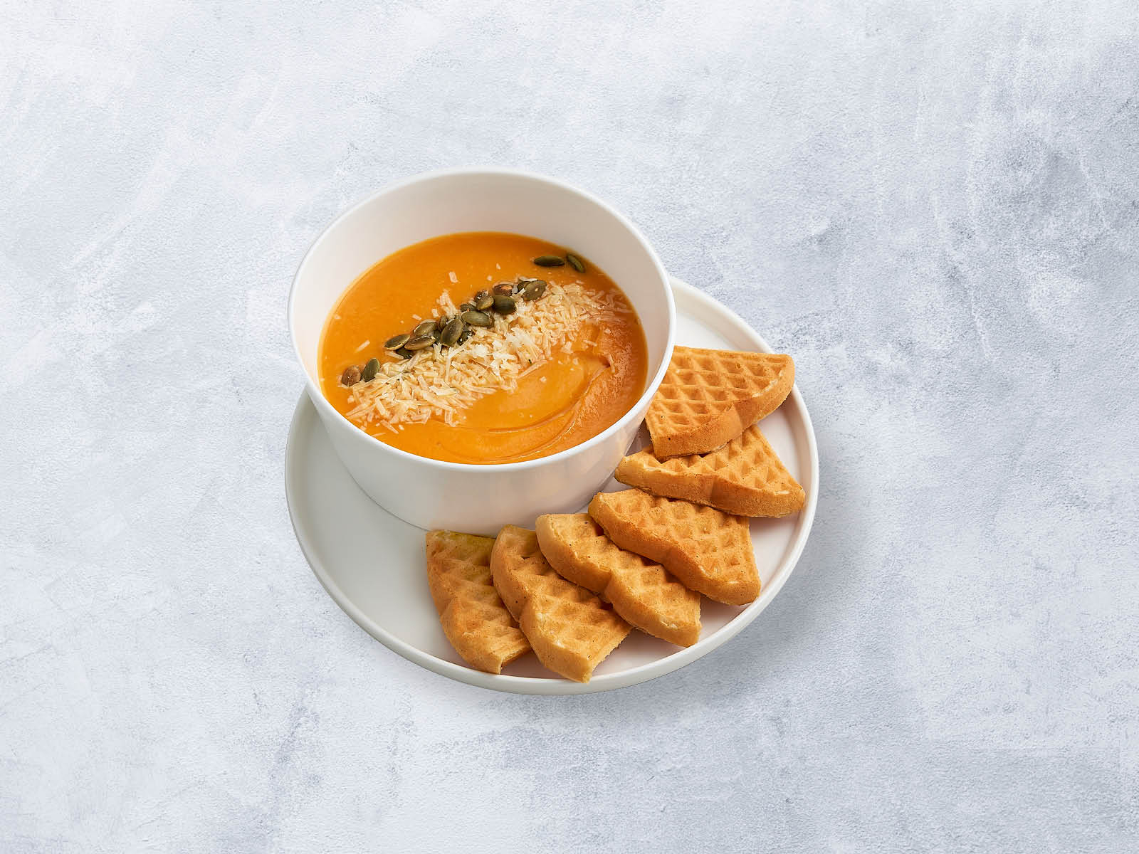 Тыквенный суп с пармезаном и вафлей.