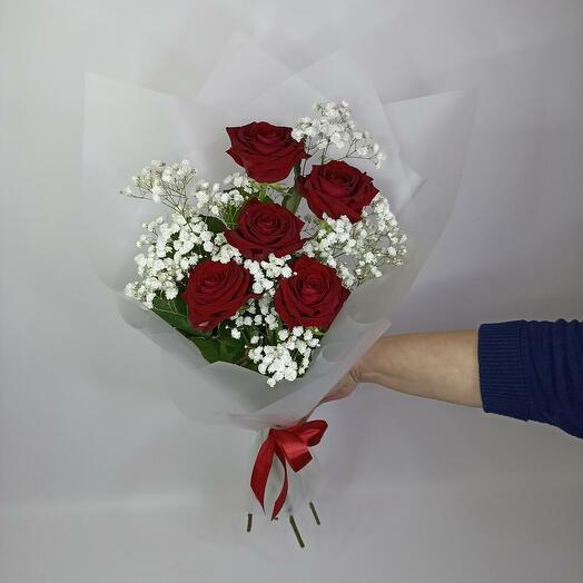 Розы с гипсофилой