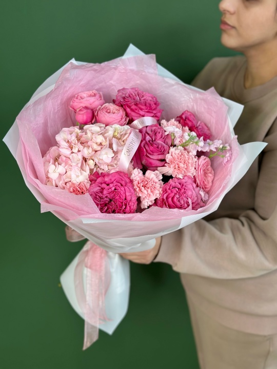 Букет с маттиолой,гортензией,кустовыми пионовидными розами ,эквадорскими розами