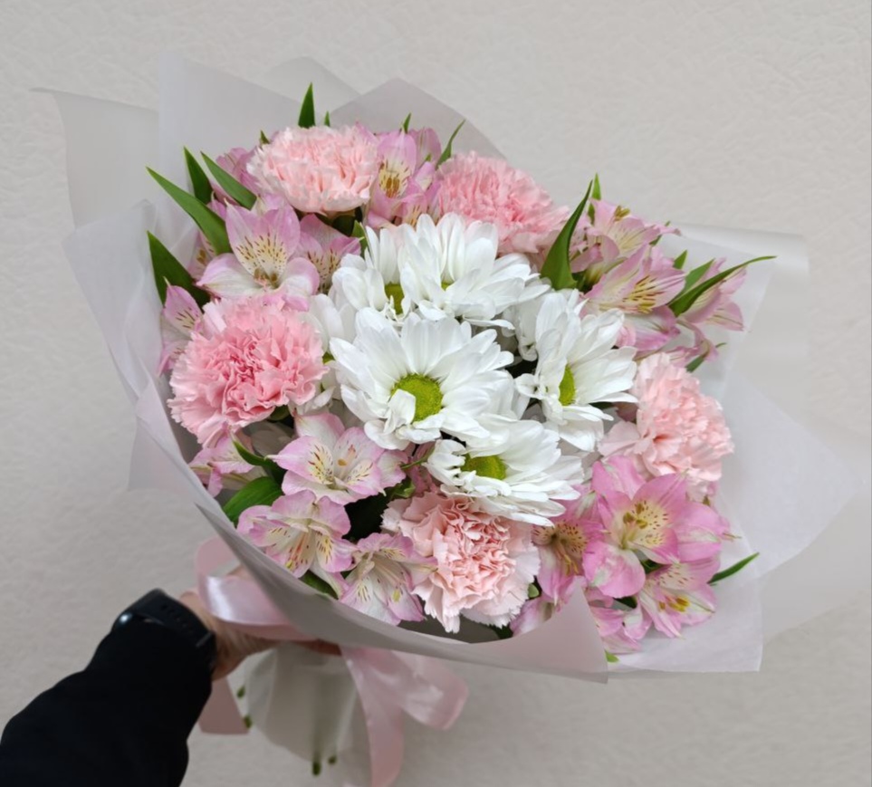 Стойкий сборный букет