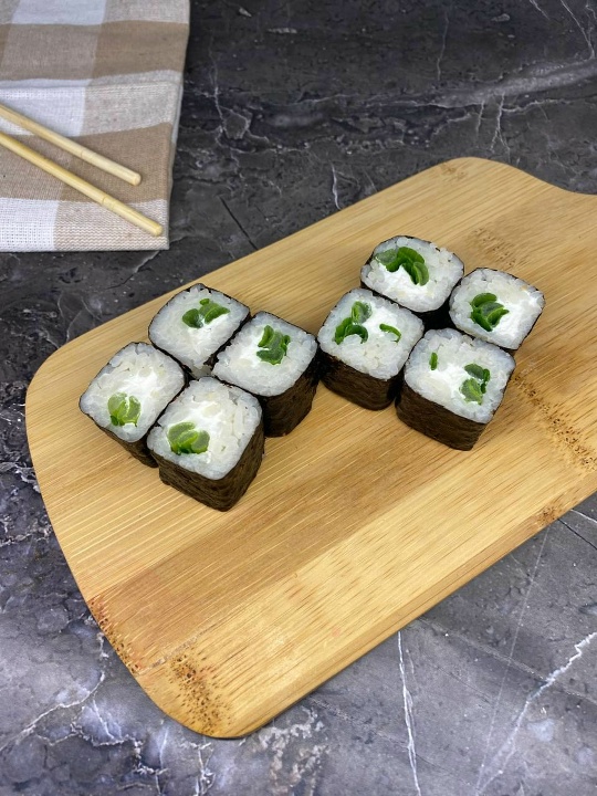 Маки с зеленым луком и сыром