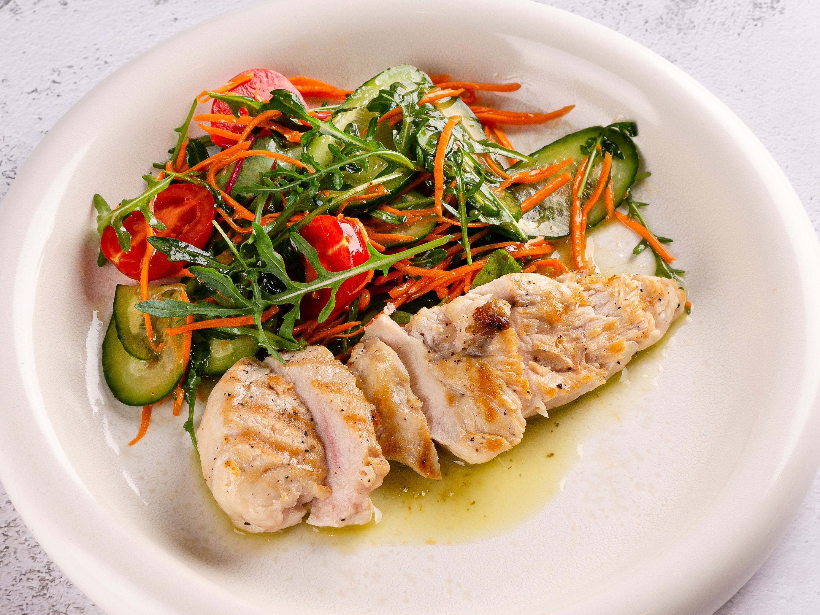 Стейк из куриного филе с легким салатом