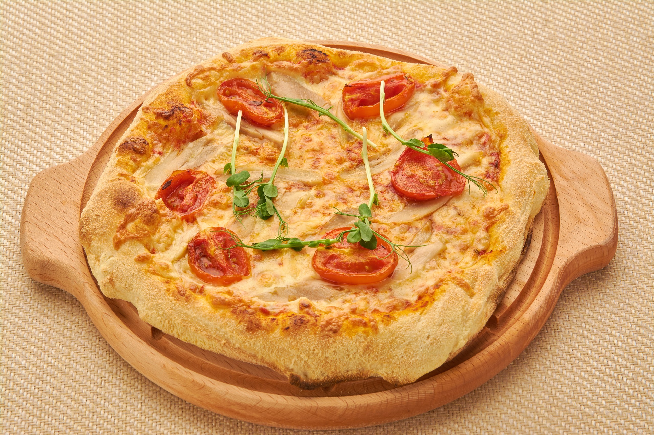Пицца с цыплёнком и томатами черри