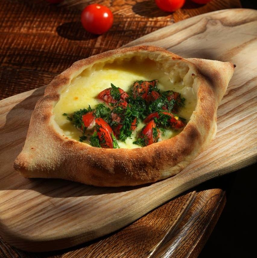 [Д] Аджарский хачапури с сыром, томатами и зеленью