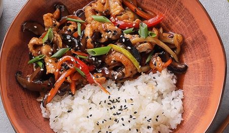 Курица с рисом и шиитаке по-азиатски