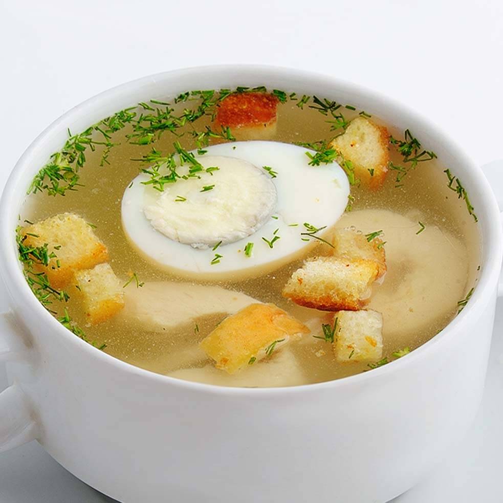 Бульон с курой, яйцом и гренками