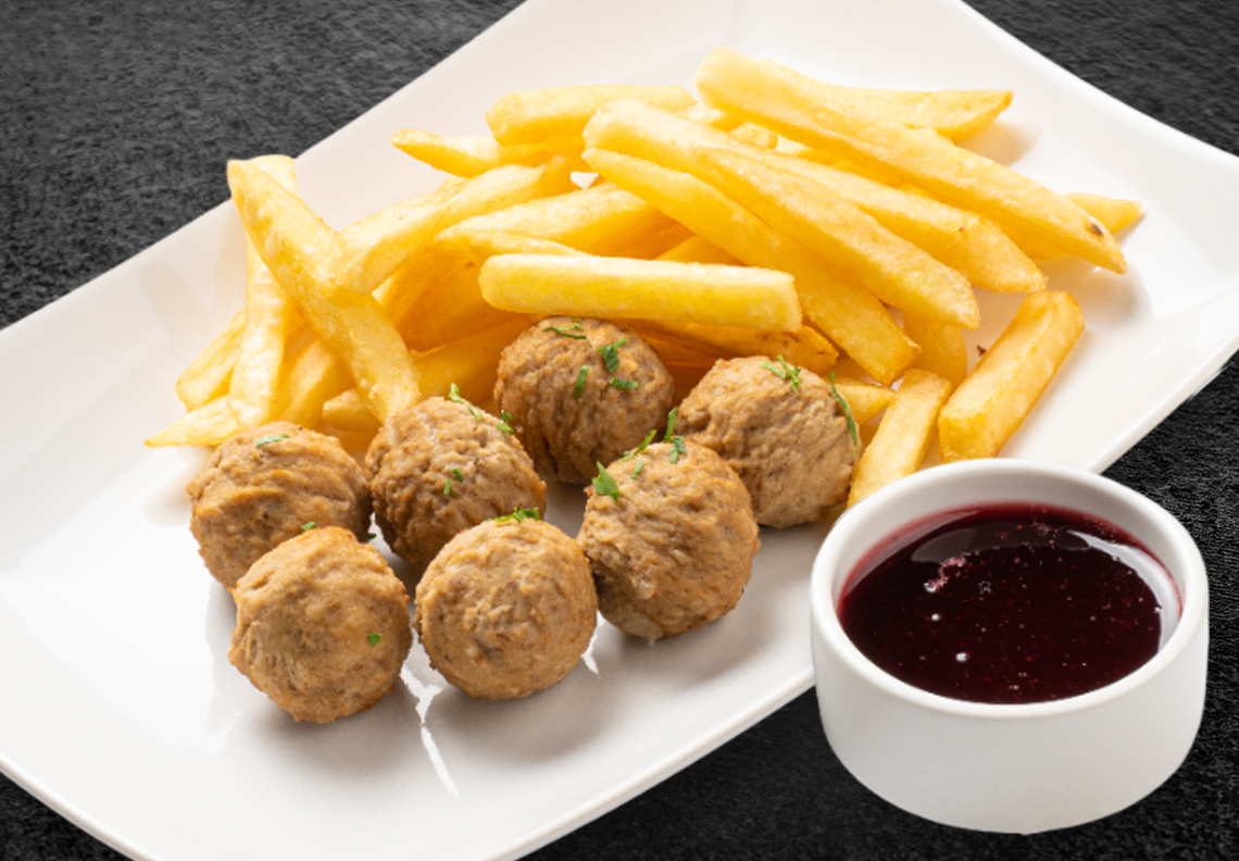Фрикадельки с картофелем фри и брусничным соусом