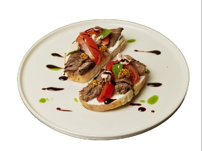 Брускетта с ростбифом и томатами