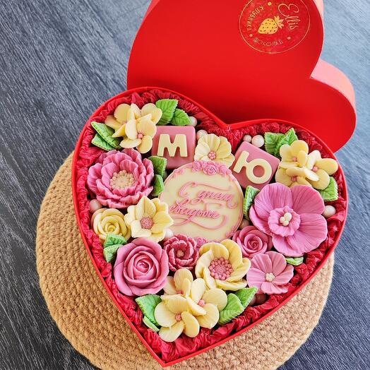 Сердце с цветами из шоколада