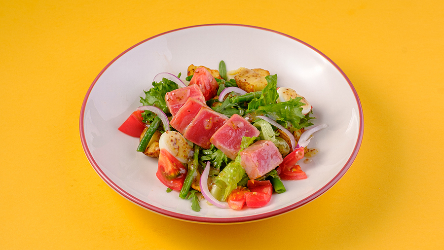 Салат с тунцом, картофелем, томатами и фасолью