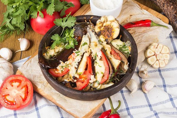 Баклажан запеченный с томатами и сыром