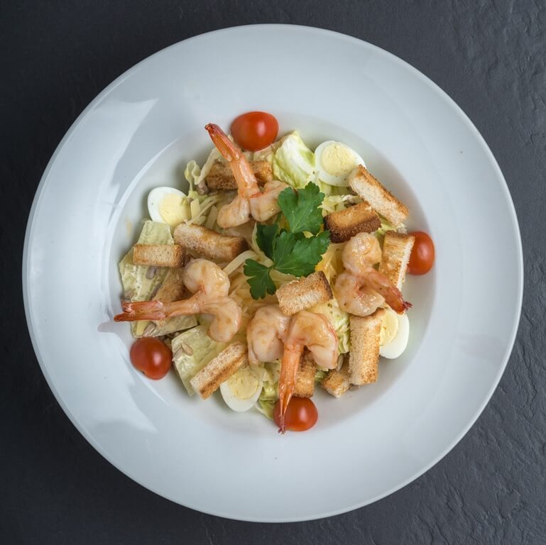 Салат Цезарь с курой