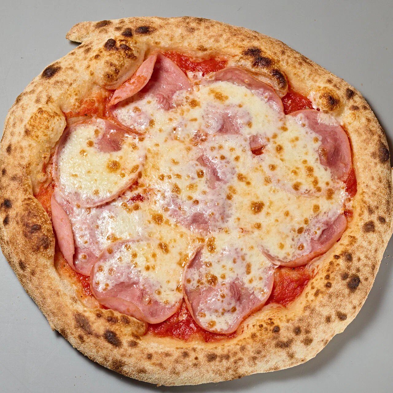 Пицца с ветчиной и сыром