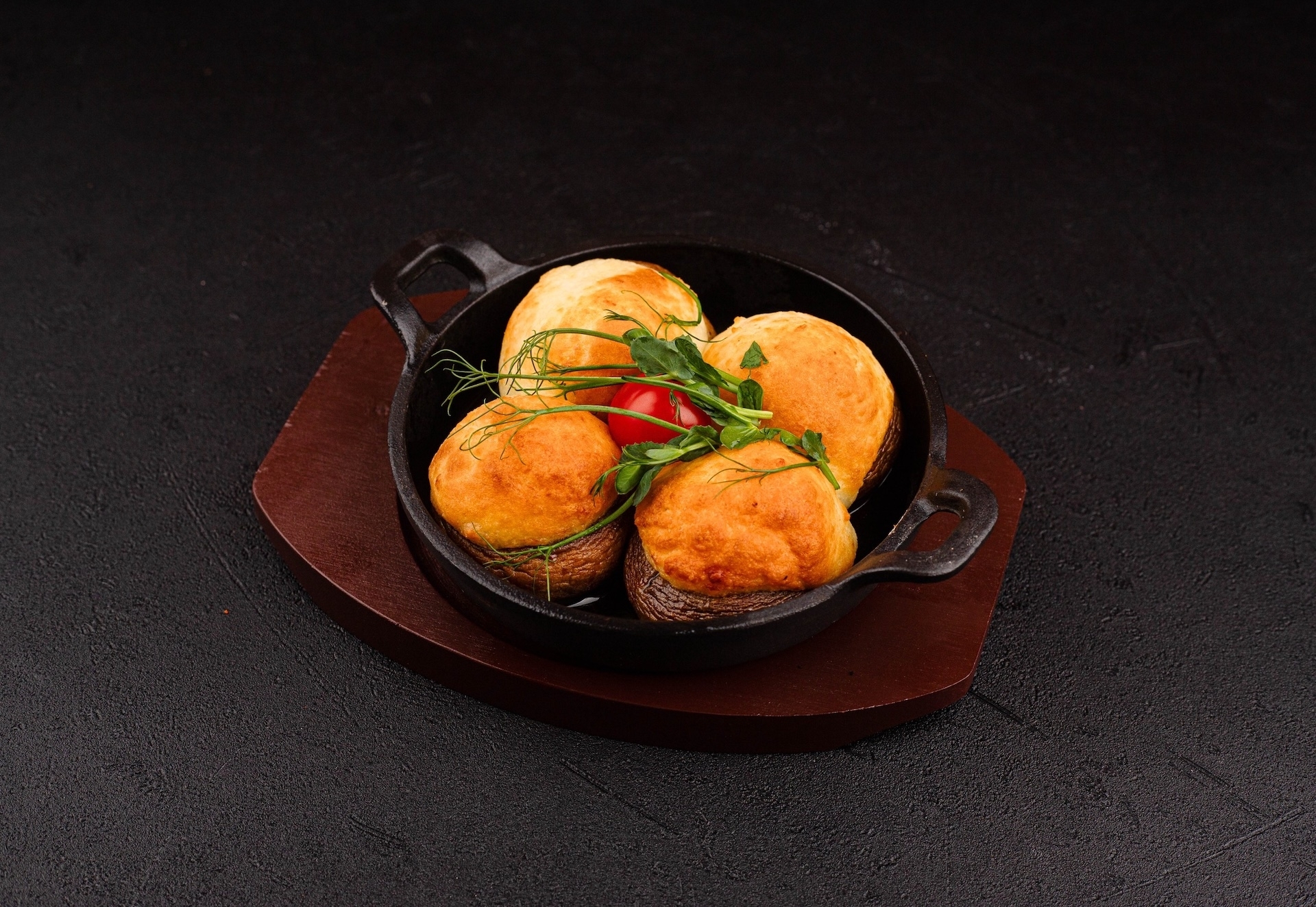 Шампиньоны, запеченные с сыром сулугуни