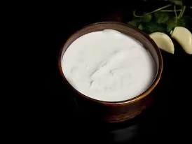 Мацони с кинзой и чесноком