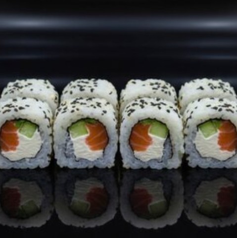 Ролл кунжут, лосось, огурец и сыр