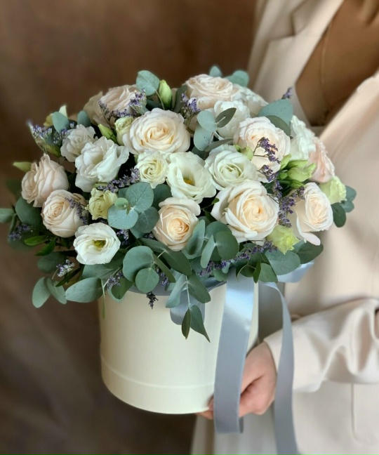 Нежнейшая композиция с розами и эустомой