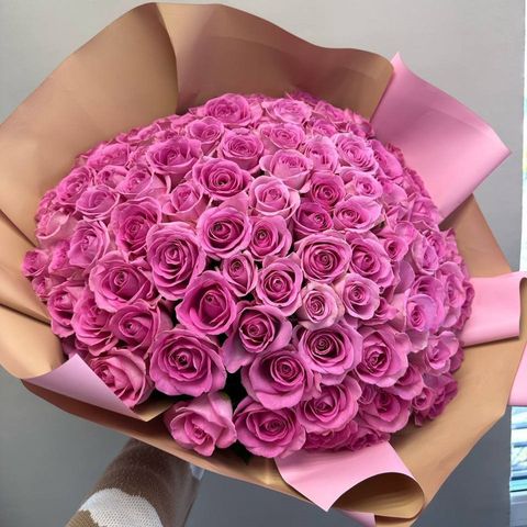 101 розовая роза в крафте