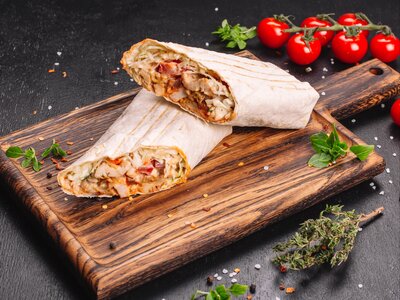 Шаурма с курицей и острым перчиком халапеньо