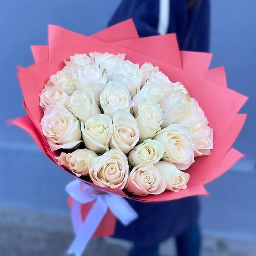 25 белых роз в коралловой упаковке