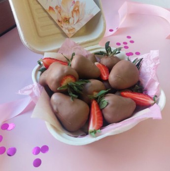 Бенто-бокс с клубникой в шоколаде