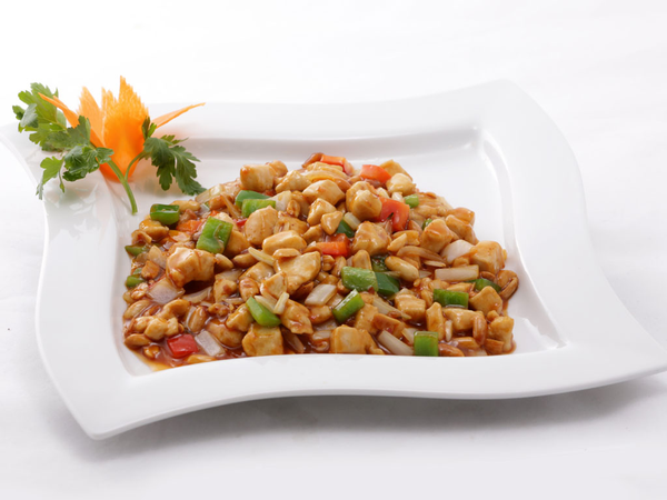 Куриные грудки с овощами и арахисом