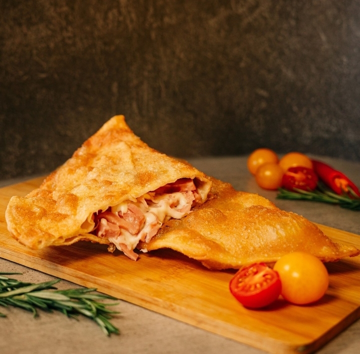 Чебурек с ветчиной и сыром