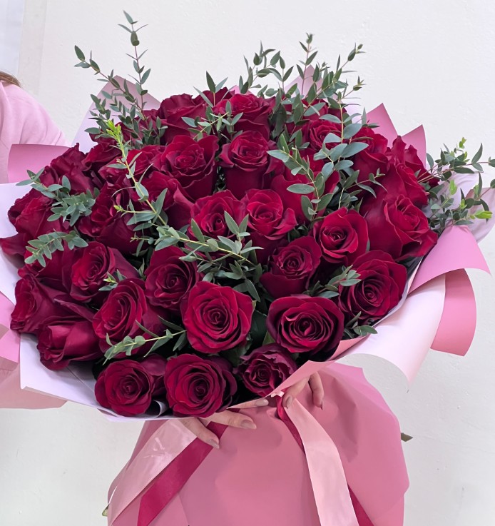 «Пылкое сердце: букет из 51 красной розы с эвкалиптом»