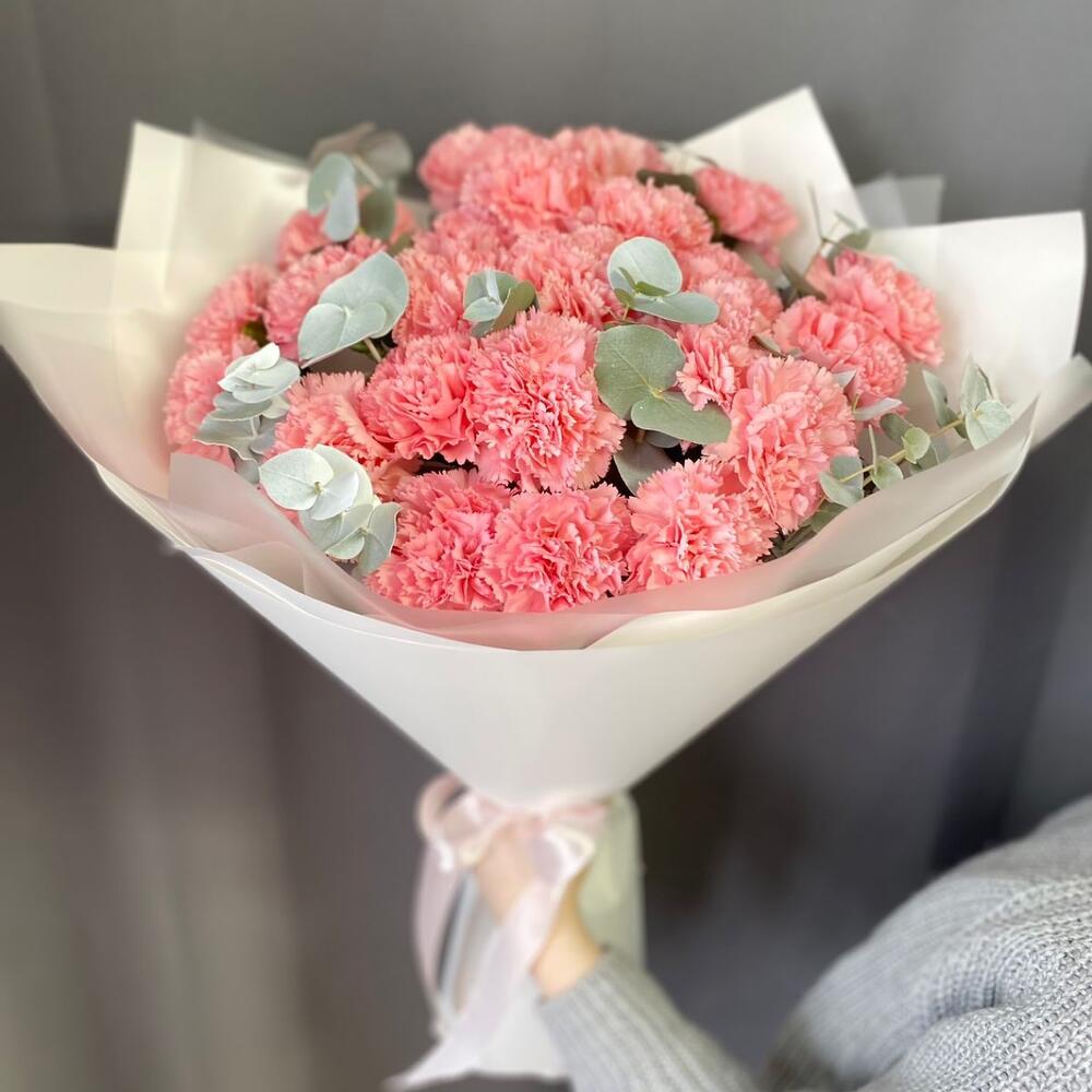 Диантус розовый с эвкалиптом в букете