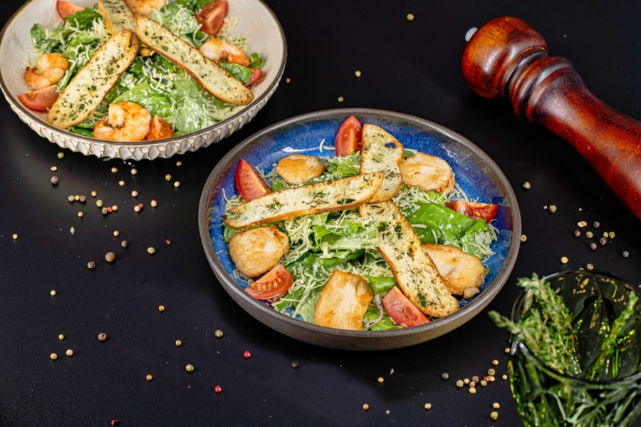 Айсберг с куриным филе под соусом Цезарь