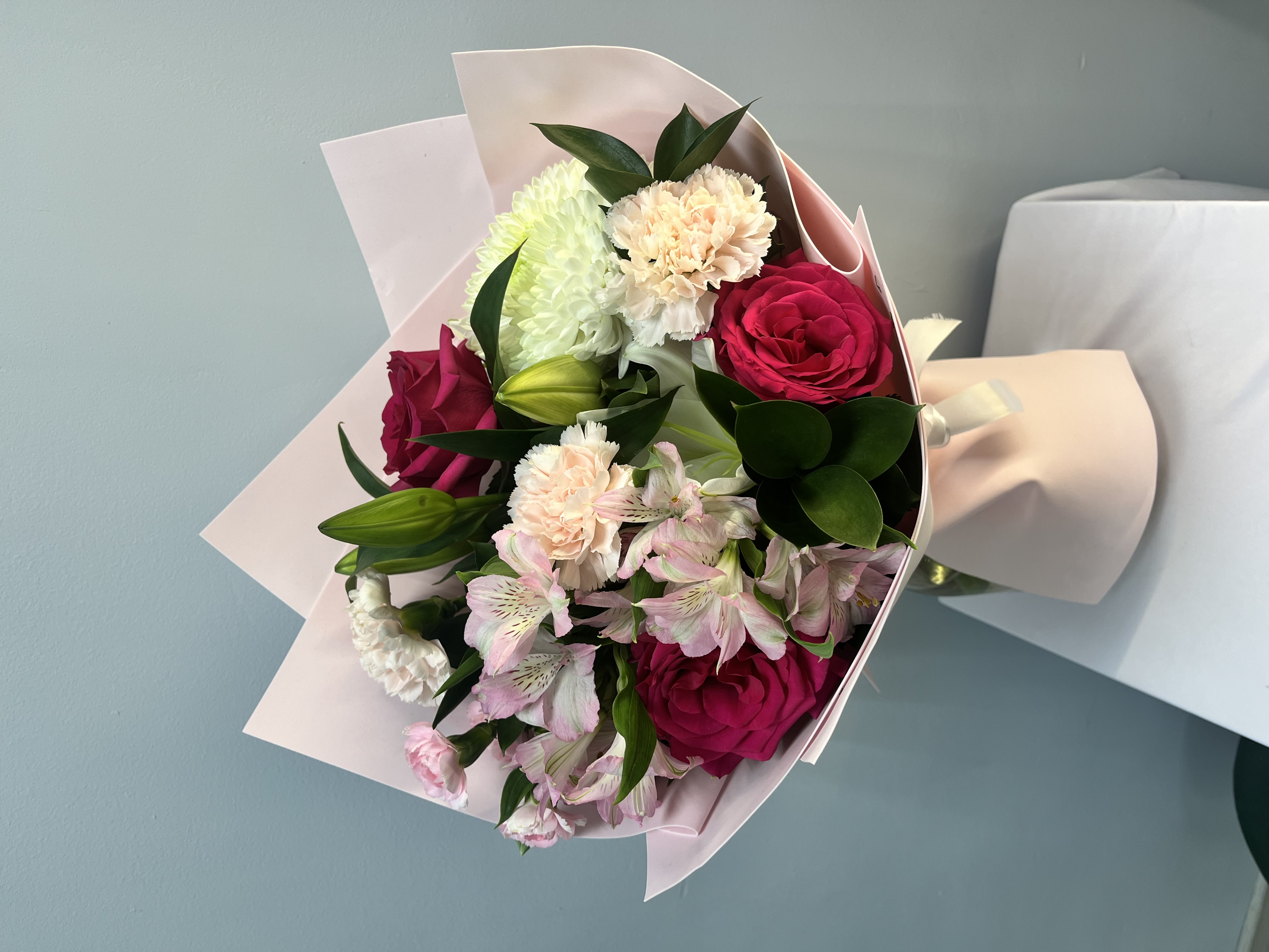 Ароматный букет с лилией и розами